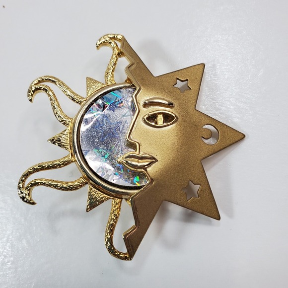 The Unbranded Brand Jewelry - Vintage Gold Tone Sun Rays Face Holographic Celestial Brooch Pin Jewelry